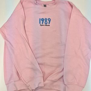 Embroidered Taylor Swift Crew Sweatshirt ‼️